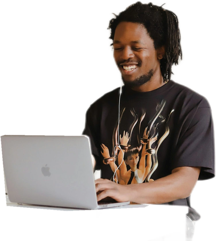 Professionnel souriant devant un ordinateur — photo d’illustration